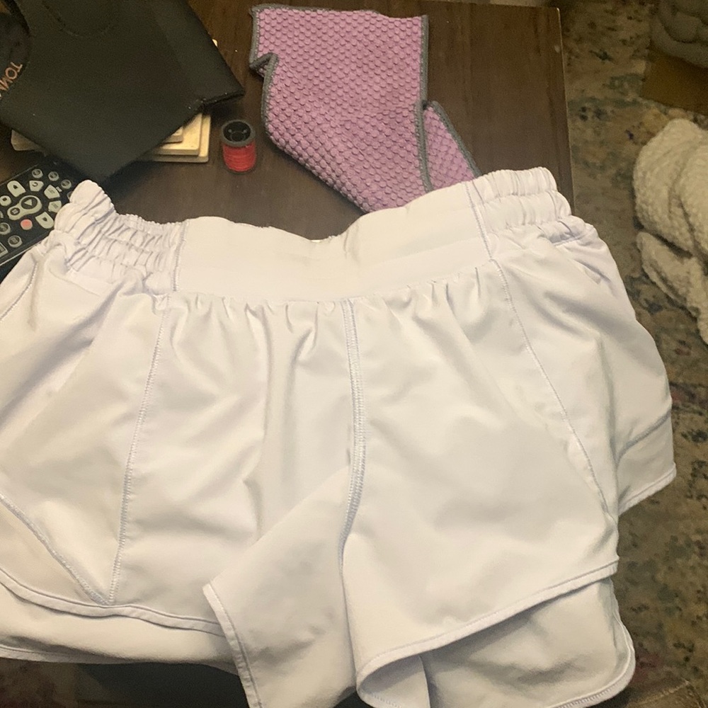 Lululemon hotty hot light lavender size 6 shorts